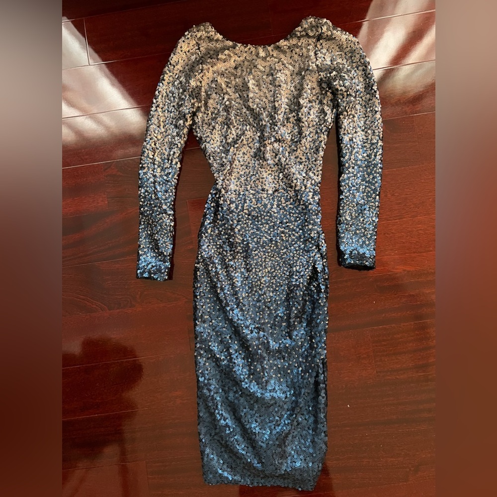 Very good condition, only worn once it’s by dress the population, I am 5ft 3in.